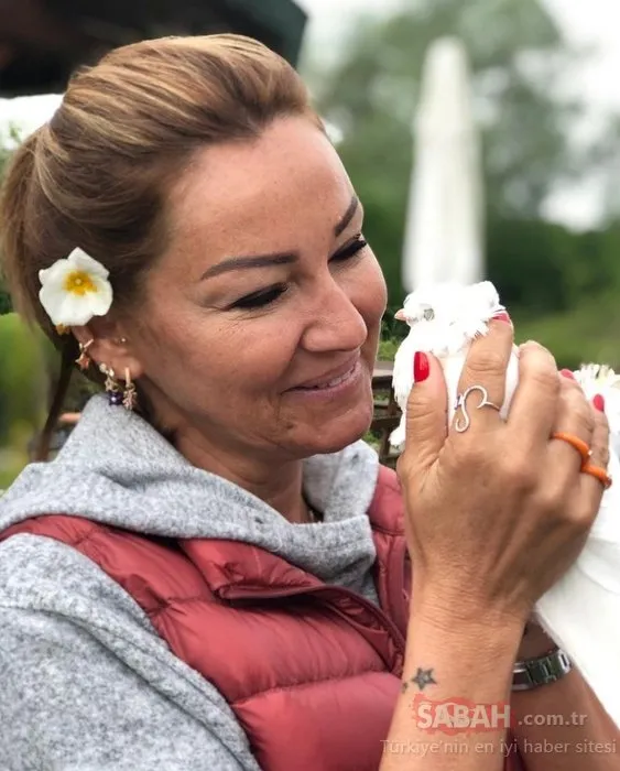 Pınar Altuğ poz verdi eşi Yağmur Atacan çekti! Mor minisi ile Pınar Altuğ’un düzgün fiziğine övgüler yağdı Yaktınız buraları Pınar Hanım