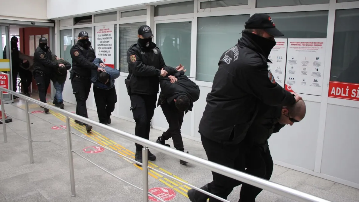 Kocaeli’de terör operasyonu: DEAŞ ve El-Kaide bağlantılı 30 şüpheli adliyeye sevk edildi Kocaeli’de terör operasyonu: DEAŞ ve El-Kaide bağlantılı 30 şüpheli adliyeye sevk edildi
