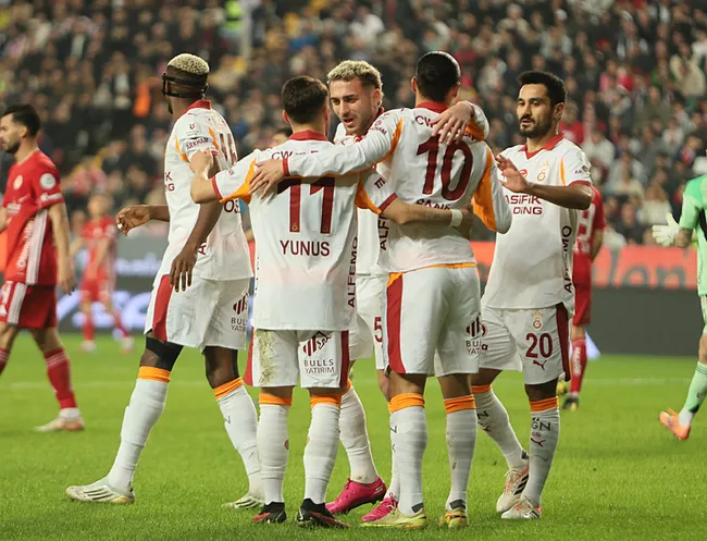 canli-galatasaray-antalyaspor-deplasmaninda-goller-arka-arkaya-geldi-1765648455872.jpg
