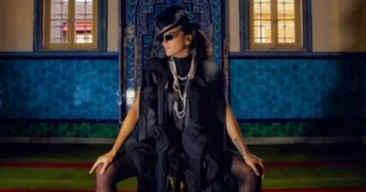 Eda Taşpınar’dan camide skandal poz! Tepkiler çığ gibi büyüyor...