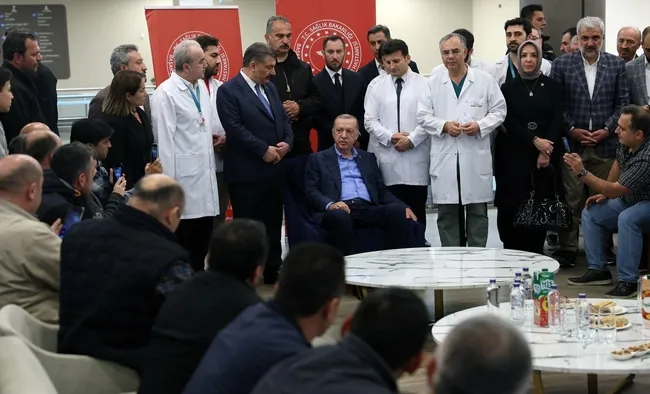 son-dakika-baskan-erdogandan-yarali-maden-iscilerinin-durumu-hakkinda-aciklama-doktorlarimiz-24-saat-yanlarind-1665933942560.jpg