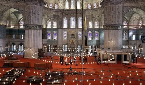 sultanahmet-camii-bayramin-il-gunu-cuma-namaziyla-aciliyor-1682007424321.jpeg