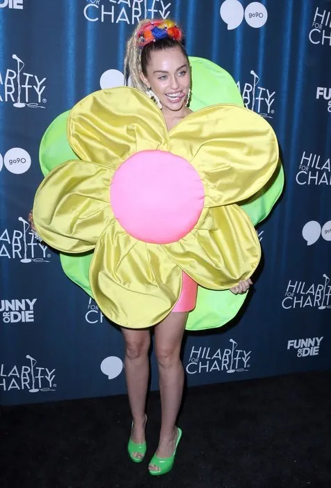 Miley partide çiçek gibi açıldı!