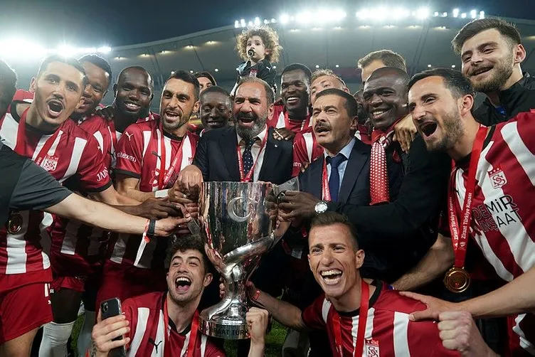 Rıza Çalımbay ilk kupasını alarak tarihe geçti! Sivasspor tarihinde bir ilki başardı