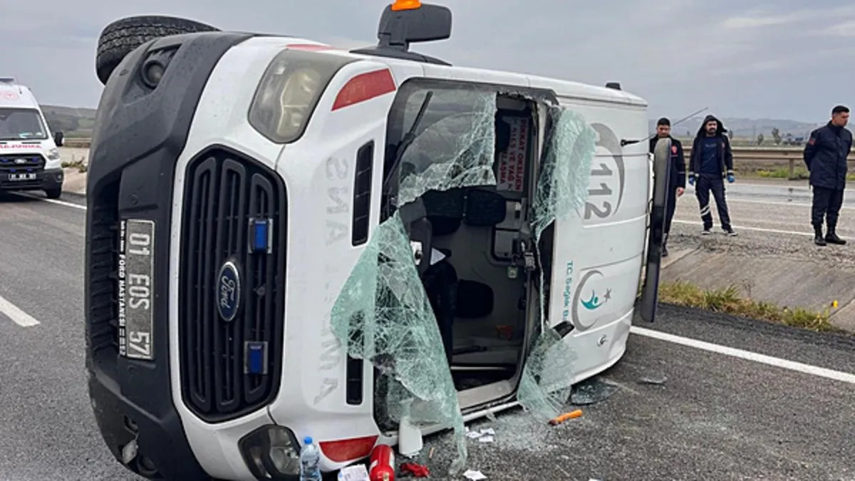 Adana’da lastiği patlayan ambulans devrildi: 3 yaralı Adana’da lastiği patlayan ambulans devrildi: 3 yaralı