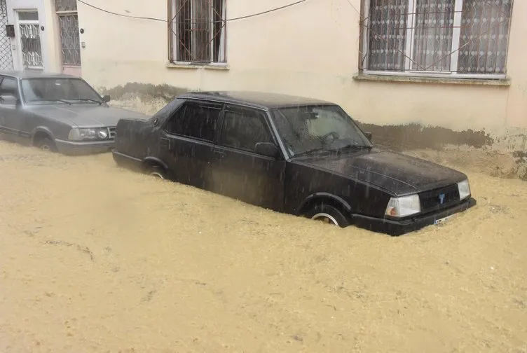 Son dakika: İzmir’de yağış sonrası ev ve iş yerlerini su bastı!