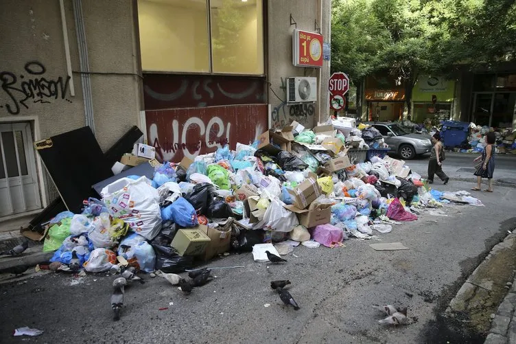 Yunanistan’da çöp grevi: Yüzlerce vatandaş meclise yürüdü