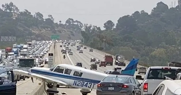 ABD’de uçak otoyola indi: 2 yaralı