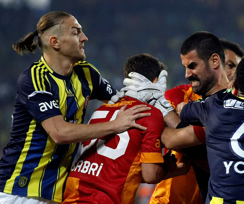 galatasaray-fenerbahce-derbilerinin-faturasi-agir-oluyor-en-cok-ceza-alan-oyuncular-ve-fatih-terim-1637306501389.jpg