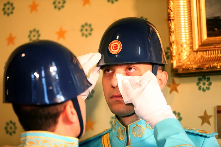 Atatürk'ün Dolmabahçe Sarayı'ndaki odasında tören