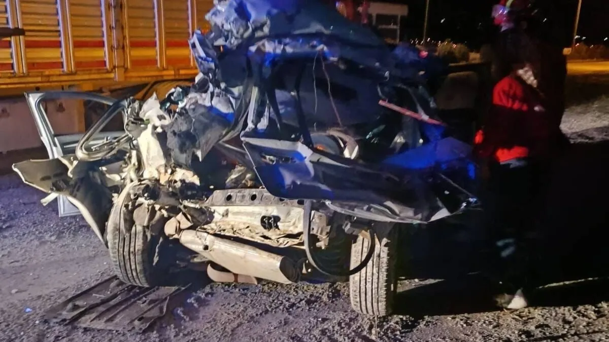 Otomobil park halindeki TIR’a çarptı