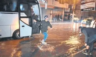 Melih ABİ: Alt yapısız Adana yağmura kötü yakalandı