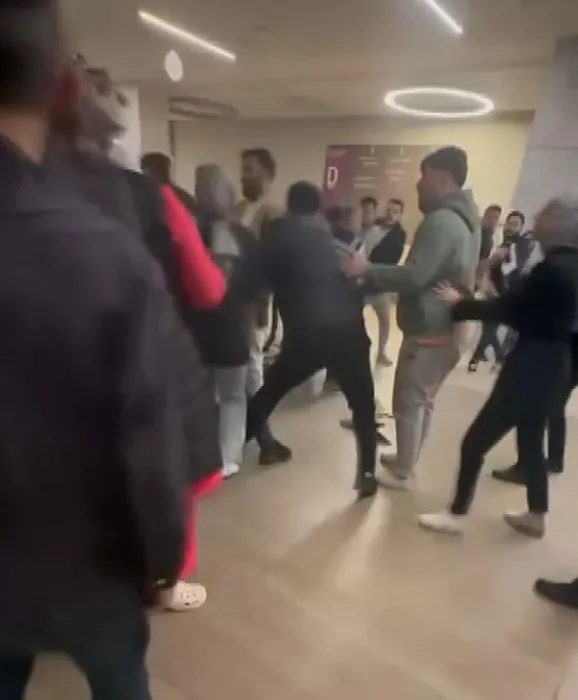 Hastanede küfür eden şahsı uyarınca olanlar oldu: 8 kişi gözaltına alındı!