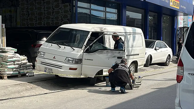 konyada-maskeli-hirsizlik-minibusun-camini-kirip-para-ve-altinlari-caldilar-1786030342162.jpeg