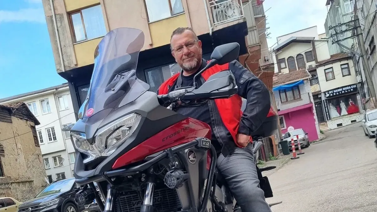 Seslendirme sanatçısı kazada hayatını kaybetti: 12 yaşındaki oğlu ağır yaralı! Seslendirme sanatçısı kazada hayatını kaybetti: 12 yaşındaki oğlu ağır yaralı!