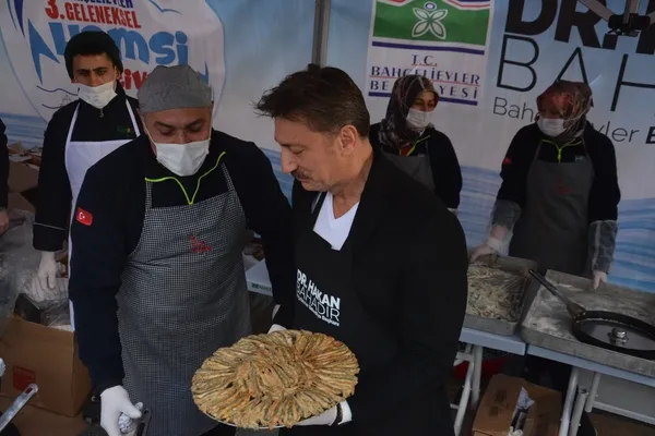 bahcelievlerde-hamsi-festivali-3-ton-hamsi-kisa-surede-tukendi-1673786622031.jpg