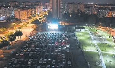 Arabada sinema keyfi sürüyor