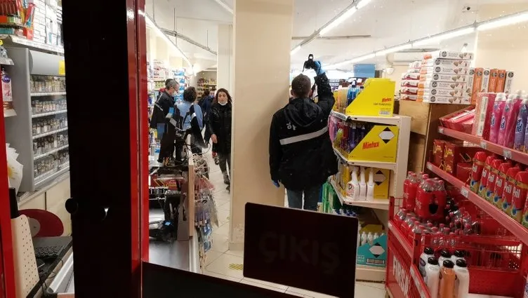 Avcılar’da yaşanan bir market soygunu kameraya yansıdı!
