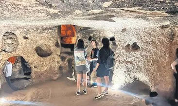 Sıcaktan bunalan mağaraya kaçıyor #nevsehir
