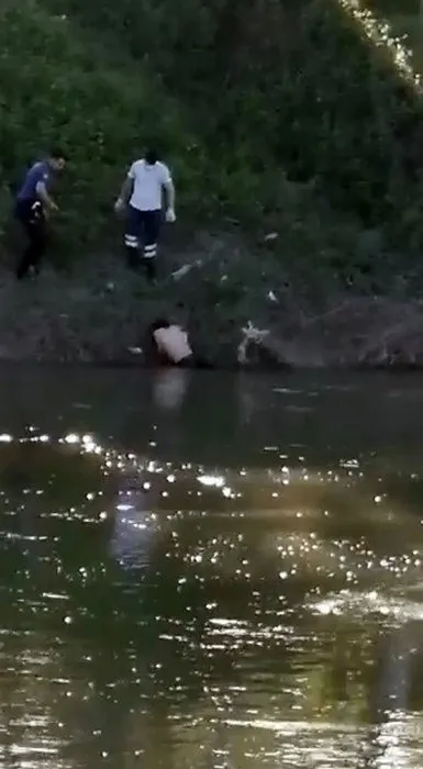SON DAKİKA! Sakarya'da dehşet! Otomobilde sevgilisiyle birlikteydi... Kızın ailesi nehre atıp taşladı!