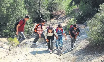 Okula gitmek için dağları aşıyorlar