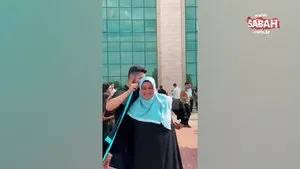 Hayırlı evlattan tıklanma rekoru: Mezuniyet töreninde cübbesini ve kepini annesine giydirdi | Video