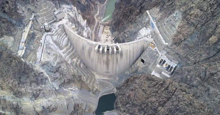 Türkiye’nin en yüksek barajı su tutmaya başlıyor