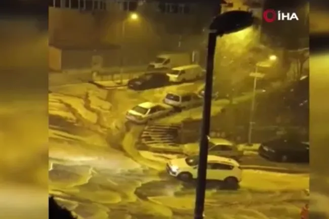 son-dakika-istanbulda-gece-yarisi-kabusu-firtina-hayati-felc-etti-yollar-coktu-agaclar-devirldi-1768111971150.png (1163×774)