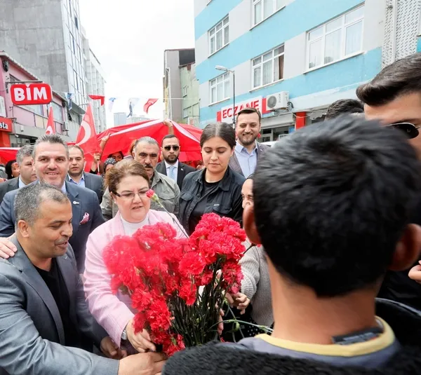 bakan-derya-yanik-roman-kadinlarla-dayanisma-yuruyusu-yapti-1685029825997.jpeg