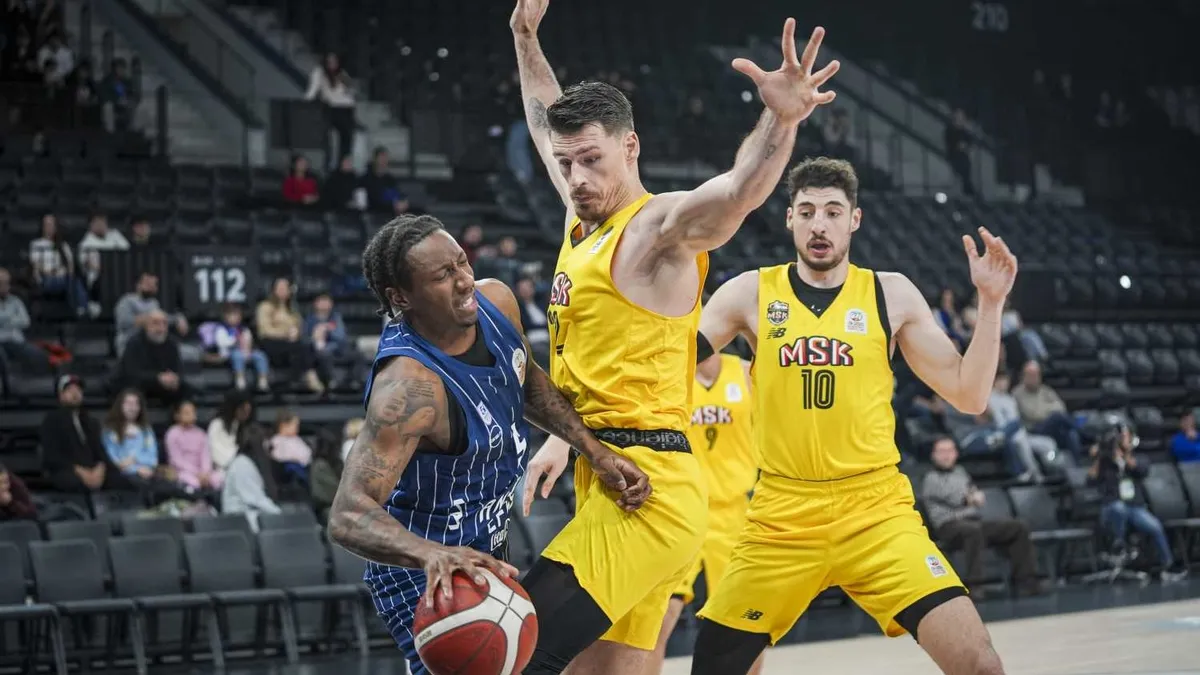 Anadolu Efes basketbol takımından bir oyuncu sahada basket atıyor.