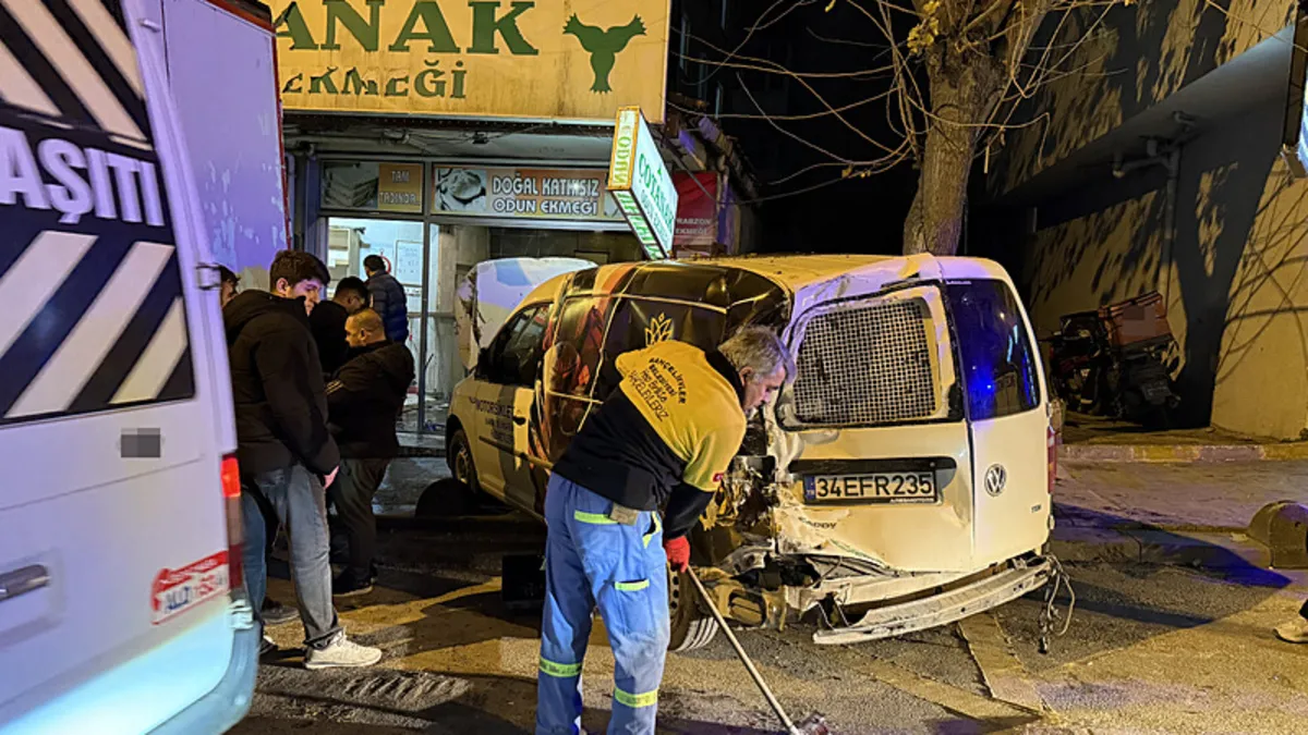 Kontrolden çıkan kamyonet 4 araca çarptı Kontrolden çıkan kamyonet 4 araca çarptı