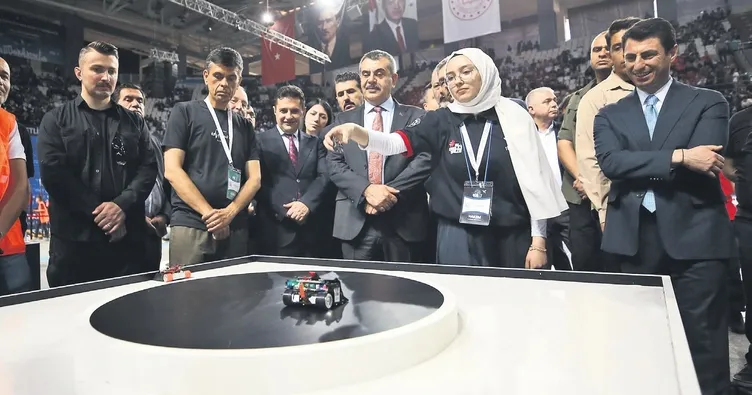 Meslek liseliler robotlarıyla yarıştı