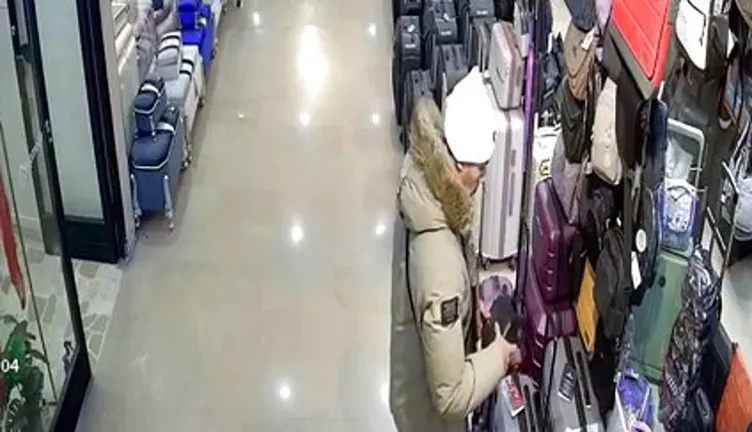 İnceliyormuş gibi yaparak çaldı: O anlar kameraya yansıdı!