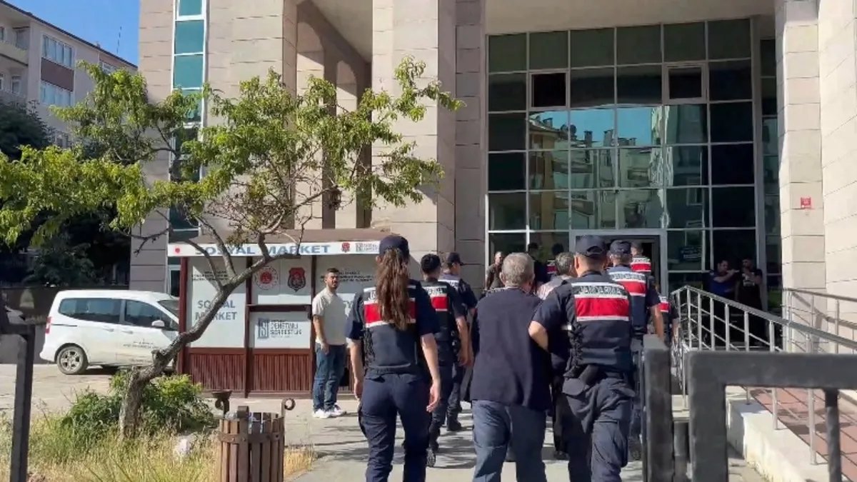 Organize suç örgütlerine yönelik operasyonda gözaltına alınan şüpheliler.