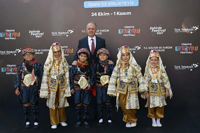 izmir-kultur-yolu-festivali-kapilarini-acti-1792838631141.jpg