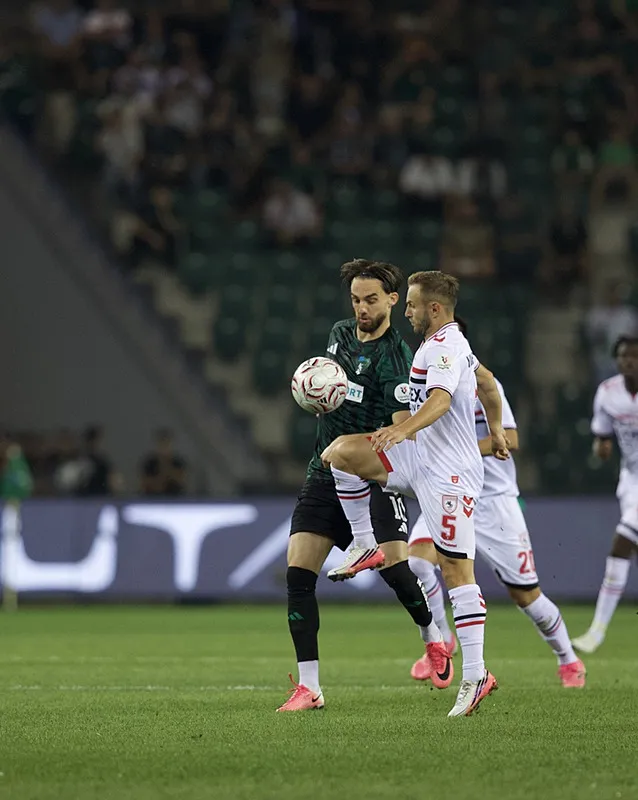 canli-galatasaray-kocaelispor-maci-okan-burukun-ilk-11-tercihi-belli-oldu-1789308188278.jpg