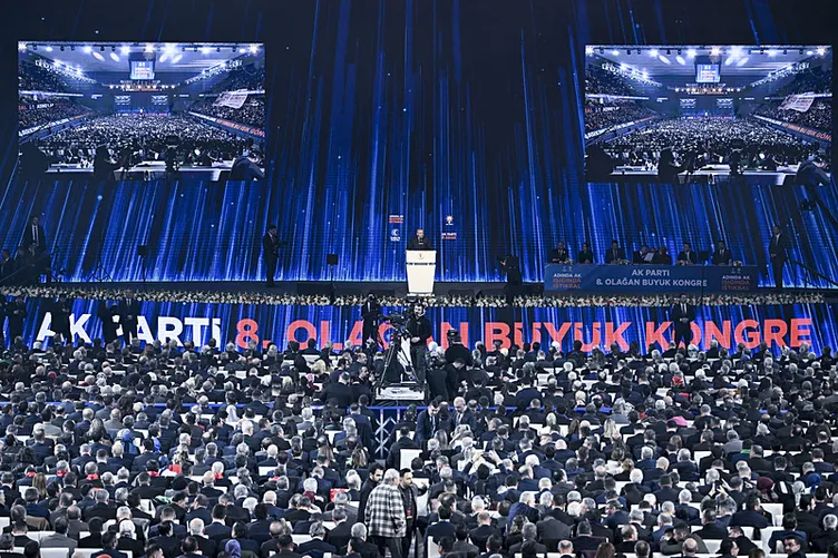 AK Parti 8. Olağan Büyük Kongresi’nden tarihi görüntüler: Salonda büyük coşku ve kalabalık!