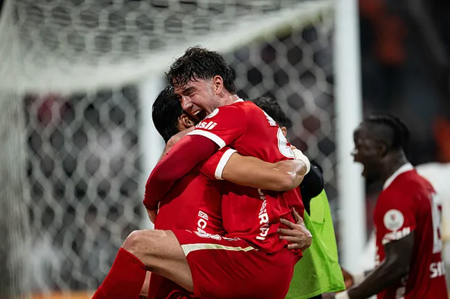 son-dakika-haberi-besiktas-basaksehiri-2-golle-gecti-oh-ve-olaitan-sahnede-1793038970214.jpeg