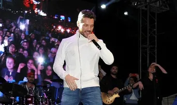 İkiz kardeşleri ile anı klipte