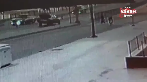 Yolun karşısına geçmeye çalışan kadına servis minibüsü böyle çarptı | Video