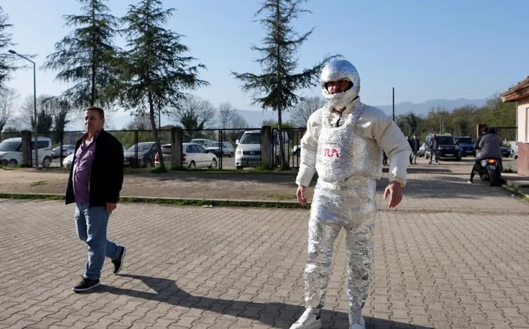 Sandıktan renkli görüntüler: Kral ve astronot kostümüyle geldiler