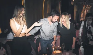 Konserde yaş günü kutlaması