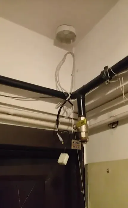 Zeytinburnu’nda komşu terörü: Kapıya mermi bırakıp, kamerayı parçaladı!