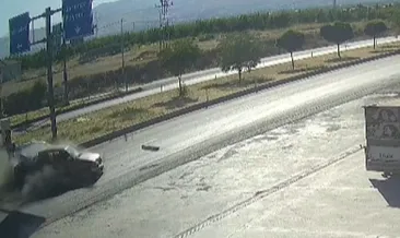 Pikap ile çarpışan otomobil devrildi... Kaza anı kamerada