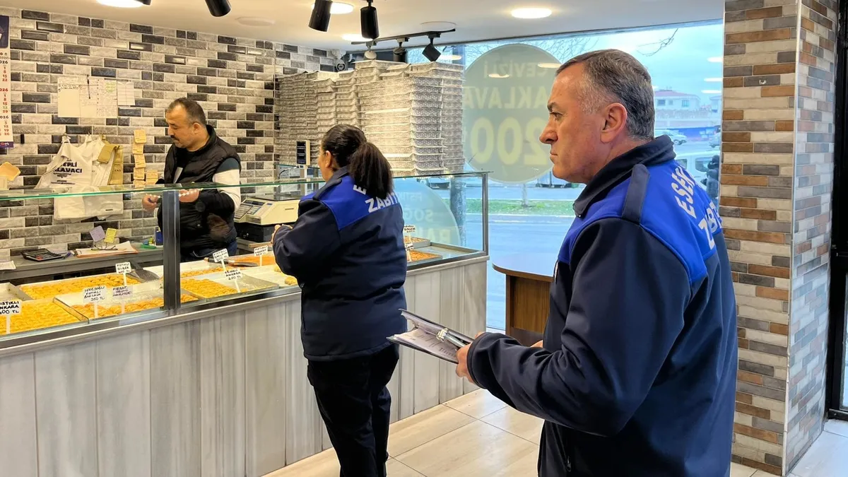 Esenyurt’ta sağlıksız tatlı satışı yapan işletme mühürlendi Esenyurt’ta sağlıksız tatlı satışı yapan işletme mühürlendi