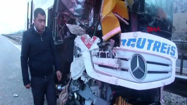 SON DAKİKA: Bolu'da yolcu otobüsü kamyona çarptı: 3 yaralı | Video