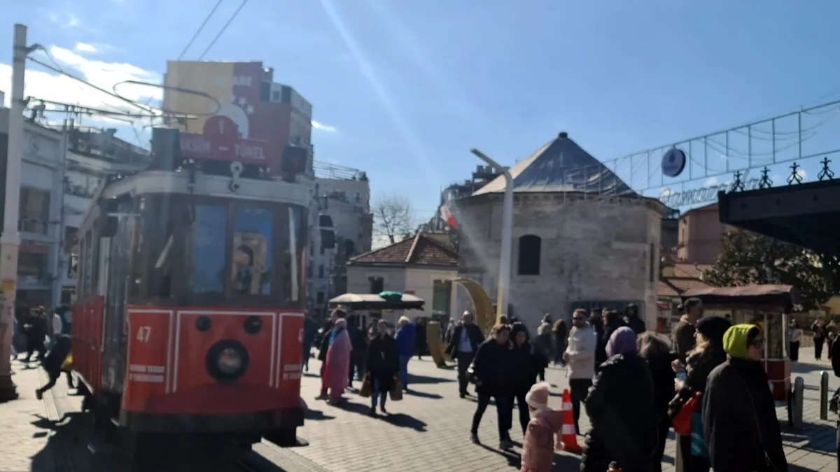 İstanbul’da yalancı bahar çiçek açtırdı! Güneşli havada dondurucu soğuk etkili oldu İstanbul’da yalancı bahar çiçek açtırdı! Güneşli havada dondurucu soğuk etkili oldu