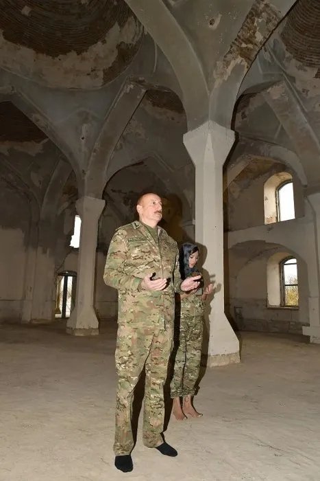 Aliyev ve eşinden tarihi ders! Ermenilerin harap ettiği camiye böyle girdiler...
