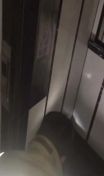 Asansör kapısına eli sıkışan çocuğun iki parmağı koptu
