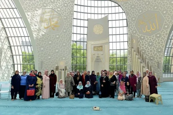 Köln Merkez Camii'ne Almanlardan yoğun ilgi
